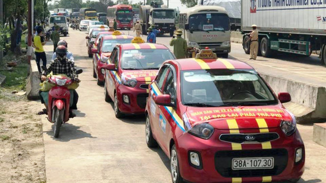 Người dân lại phản đối trạm thu phí cầu Rác - Ảnh: VĂN ĐỊNH