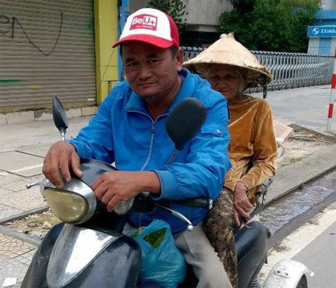 Đi đâu, ông Nguyễn Hùng cũng chở mẹ theo cùng - Ảnh: L.H.Mận