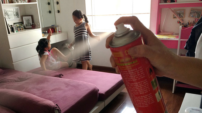 Nhiều người dân thường không chú ý, xịt thuốc muỗi thoải mái ở nhà - Ảnh minh họa: Châu Anh