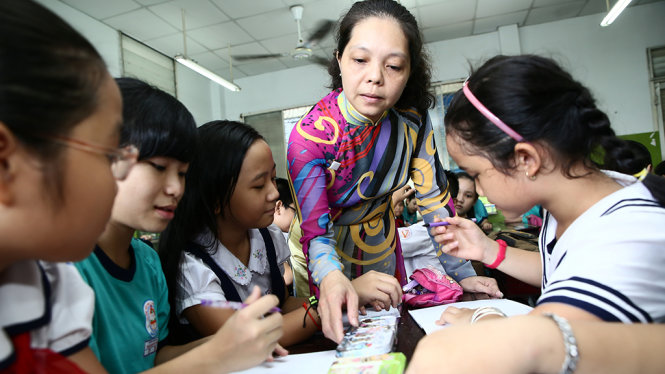 Ở trường, với hình thức bài giảng cùng giáo viên, học sinh sẽ phát huy được tinh thần học hỏi, thi đua giữa các bạn, các nhóm học tập. Trong ảnh: một buổi học nhóm với giáo viên hướng dẫn của học sinh Trường tiểu học Trần Quốc Toản, Q.Tân Bình, TP.HCM - Ảnh: Như Hùng