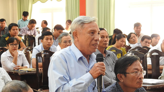 Cử tri Phan Văn Tải (phường Hòa Minh, quận Liên Chiểu)  chất vấn với Đoàn ĐBQH TP Đà Nẵng - Ảnh: V.HÙNG