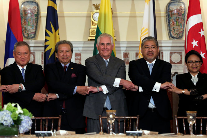 Ngoại trưởng Rex Tillerson chụp hình lưu niệm với Ngoại trưởng các nước ASEAN trước khi ăn trưa bàn công việc ở Bộ Ngoại giao Mỹ, Washington ngày 4-5 - Ảnh: Reuters