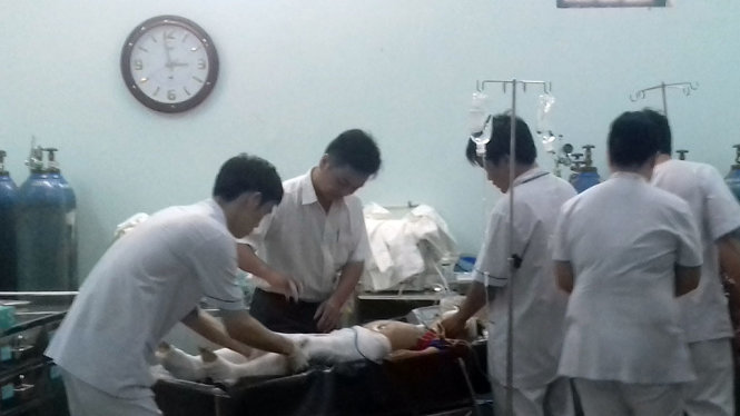 Các bác sĩ đang cấp cứu cháu Huy
