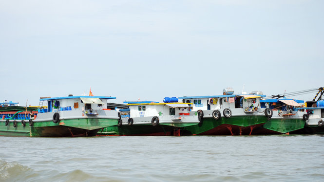 Phương tiện neo đậu dày đặc chờ chở cát - Ảnh: Thành Nhơn