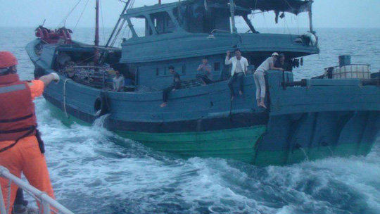 Hình ảnh được cho là chiếc tàu cá của Trung Quốc bị tuần duyên vùng lãnh thổ Đài Loan bắt giữ - Ảnh: Tuần duyên Bành Hồ