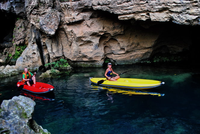 Du khách nước ngoài bơi thuyền kayak trên sông Chày, đoạn trước cửa hang Tối ở Phong Nha - Kẻ Bàng (Quảng Bình) - Ảnh: LAM GIANG