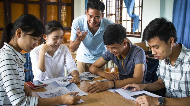 Vincent (đứng) trao đổi bài với nhóm sinh viên sư phạm Anh - Ảnh: ĐOÀN NHẠN