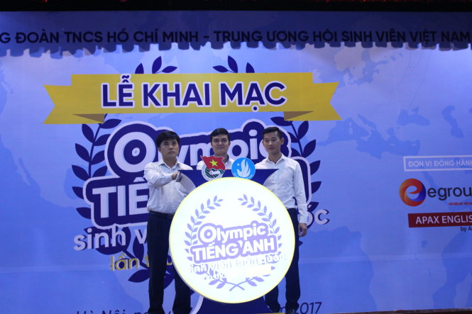 Ban tổ chức nhấn nút khởi động Hội thi Olympic tiếng Anh sinh viên toàn quốc