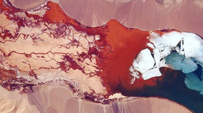Hồ nước đầy sắc màu trên dãy Himalaya nhìn từ ISS - Ảnh: Thomas Pesquet