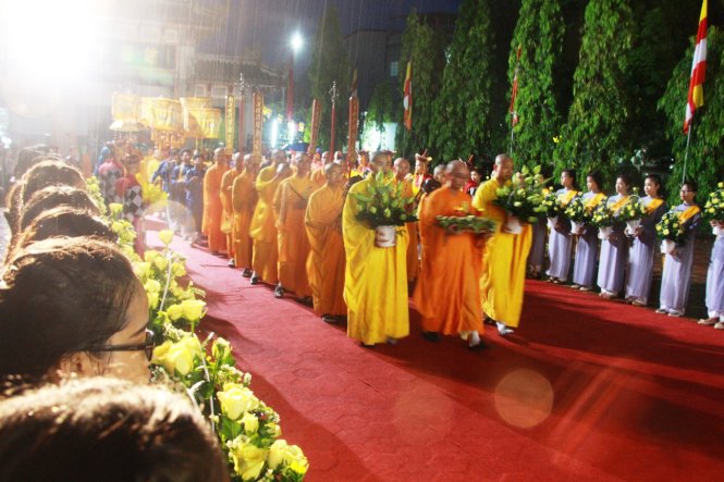 Đoàn rước tượng Phật đến làm lễ tại Tổ đình Từ Đàm - Ảnh: NHẬT LINH