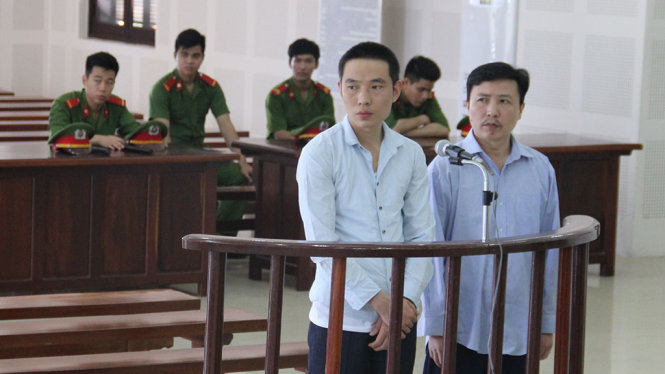 Hai bị cáo tại phiên tòa - Ảnh: N.H