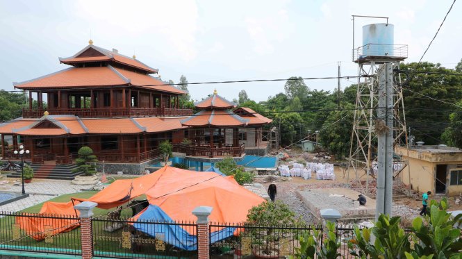 Khuôn viên biệt thự xa hoa của ông Nguyễn Văn Bal sau khi phá bỏ nhà cộng đồng - Ảnh: Ngọc Tài