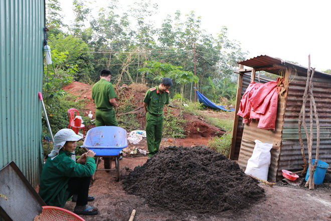 Hiện trường “phù phép” tiêu lép thành chất lượng cao - Ảnh: B.Liêm