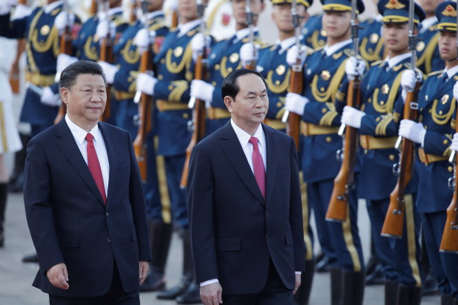 Hai lãnh đạo duyệt hàng quân danh dự chiều 11-5 - Ảnh: Reuters