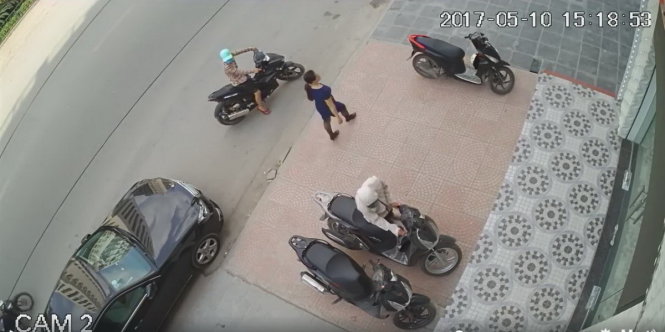 Kẻ gian bẻ khóa xe SH ngay cả khi có người qua lại chỉ trong vài giây - Ảnh trích từ clip