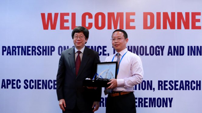 Thứ trưởng Bộ Khoa học và công nghệ Trần Quốc Khánh trao giải thưởng cho TS&nbsp;Yanwu Zhu