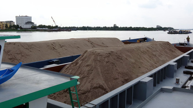 Sà lan chở khoáng sản trên sông Hậu đoạn qua thủy phận TP Cần Thơ bị xử phạt vì không có nguồn gốc hợp pháp - Ảnh: HẠNH NGUYỄN