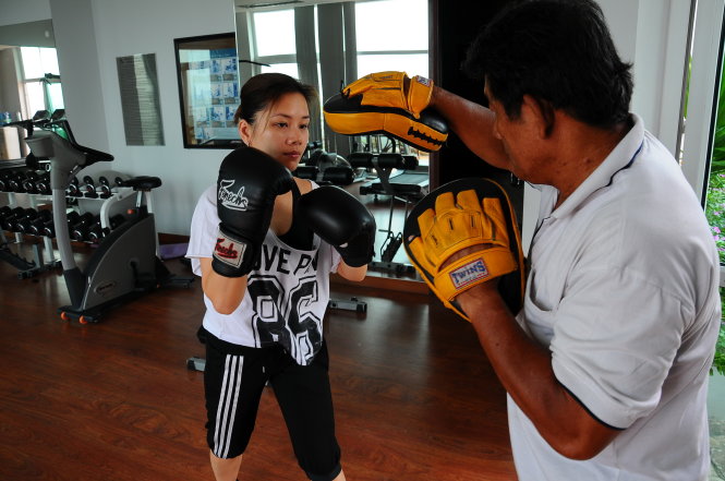 Biên tập viên Bông Mai thường xuyên luyện tập boxing giúp cô có phản xạ tốt trong phán đoán cũng như trong tư duy... - Ảnh: T.T.D.