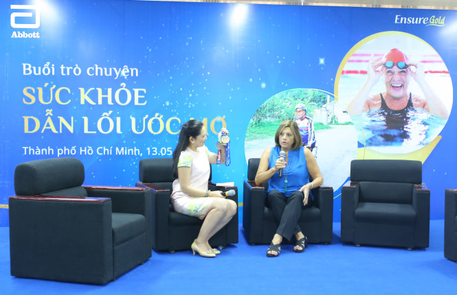 Cô Ana María Canaval Landázuri, vận động viên bơi lội 65 tuổi truyền cảm hứng tại sự kiện Bạn Đồng hành chăm sóc sức khỏe cha mẹ