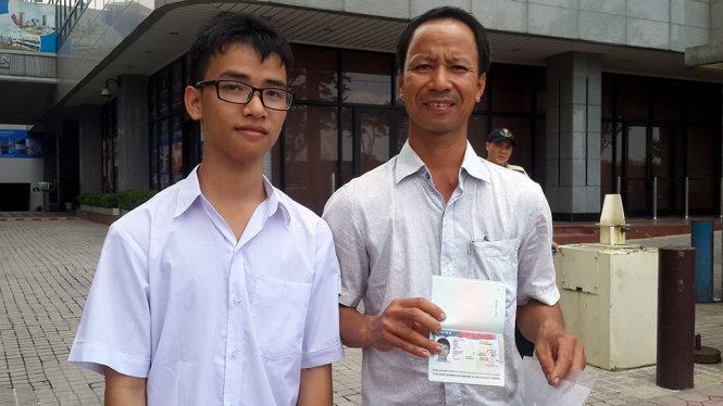 Không thể diễn tả niềm vui của hai cha con Huy sau khi được cấp visa đi Mỹ  - Ảnh: NGỌC HIỂN