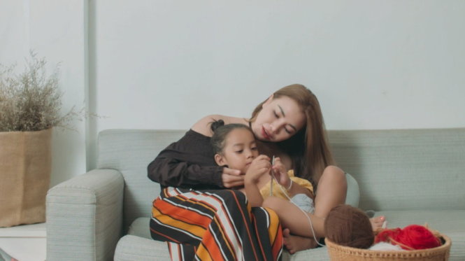 Trà Ngọc Hằng cùng cháu gái trong phim ca nhạc Khi mẹ làm cha.