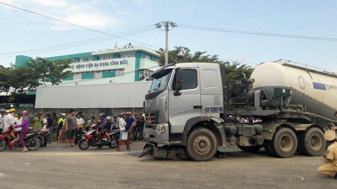 Sau cú tông mạnh, chiếc xe máy nằm gọn dưới gầm xe bồn - Ảnh: Thanh Ba