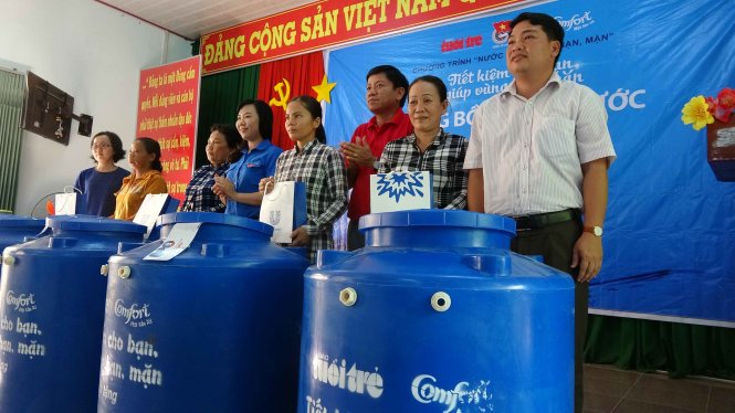 Đại diện báo Tuổi Trẻ, Tỉnh đoàn tỉnh Kiên Giang trao bồn nước cho người dân xã biên giới Hòa Điền, huyện Kiên Lương - Ảnh: H. Nguyễn