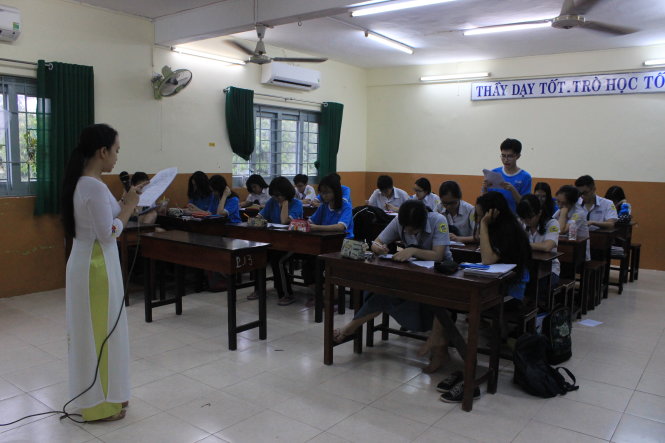 Thầy trò Trường THPT Nguyễn Du (Q.5) giải đề thi thử môn Anh văn của trường trong khi chờ ngày tập trung thi thử đề của Bộ GD-ĐT - Ảnh: Phương Nguyễn