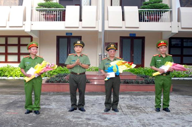 Đại tá Ngô Minh Đức, phó giám đốc Công an tỉnh Đồng Nai biểu dương và khen thưởng đột xuất cho các đơn vị có thành tích xuất sắc trong việc phá án - Ảnh: CA cung cấp