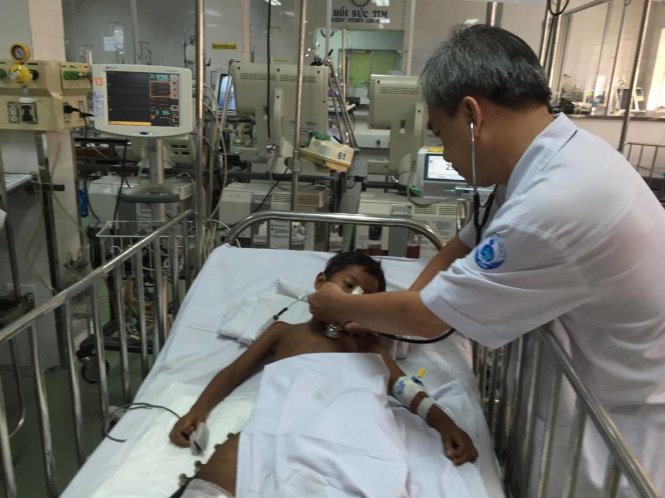 Cháu bé đang được điều trị tại Bv Nhi Đồng 1 - Ảnh: Thuỳ Dương
