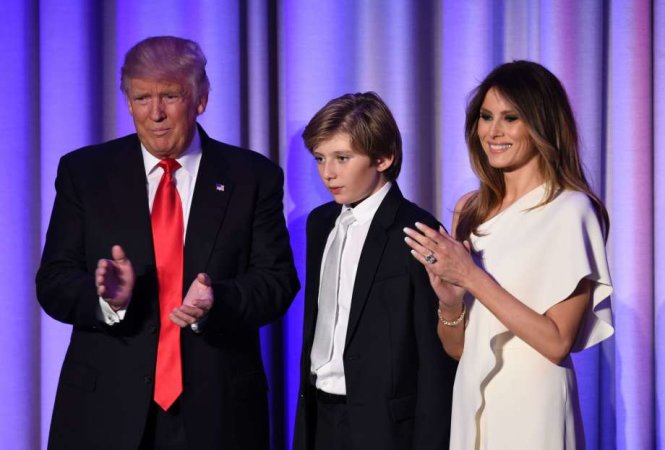 Tổng thống Mỹ Donald Trump cùng vợ, Melania Trump và con trai út Barron - Ảnh: AFP