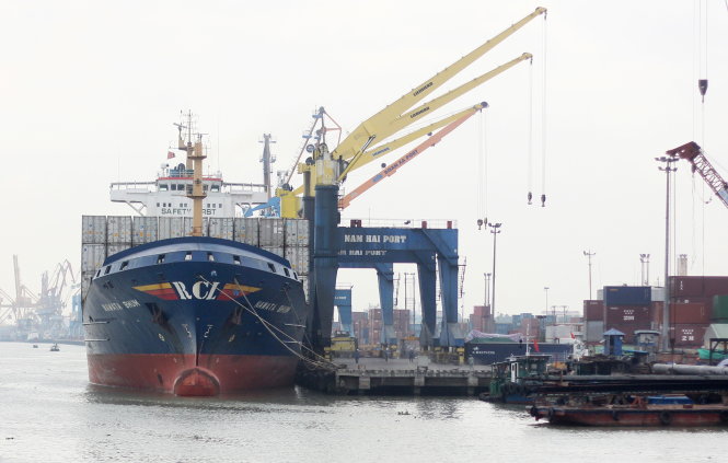 Doanh nghiệp chuyển nhiều kiến nghị (khoảng 100km) đắt gấp ba lần so với chi phí vận chuyển một container hàng từ Trung Quốc hay Hàn Quốc về VN - Ảnh: Tiến Thắng