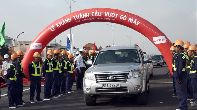 Những chiếc xe đầu tiên di chuyển qua cầu vượt Gò Mây, đây là công trình nhằm hạn chế ách tắc giao thông cục bộ tại giao lộ với quốc lộ 1 - Ảnh Chế Thân