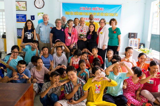 Thành viên Tổ chức Veterans for Peace thăm trẻ em bị nhiễm chất độc da cam tại Việt Nam - Ảnh: The Huffington Post