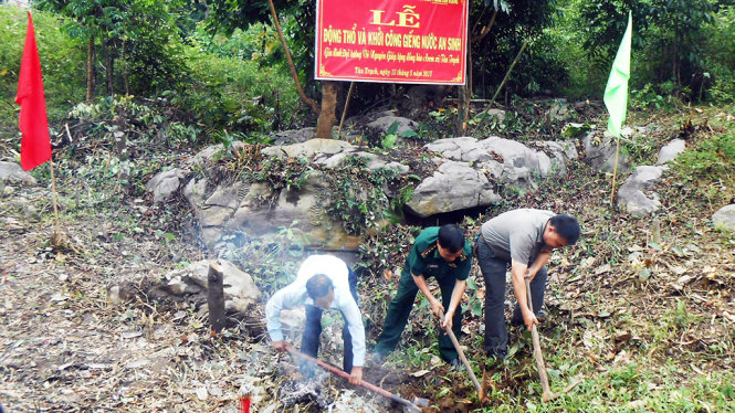Khởi công đào giếng cho đồng bào Ma Coong và A Rem - Ảnh: H.Giang