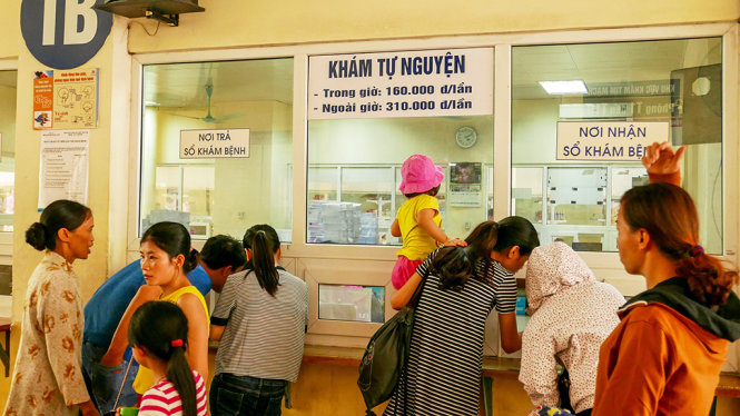 Phụ huynh đăng ký khám chữa bệnh tự nguyện cho trẻ tại Bệnh viện Nhi trung ương - Ảnh: V.Dũng