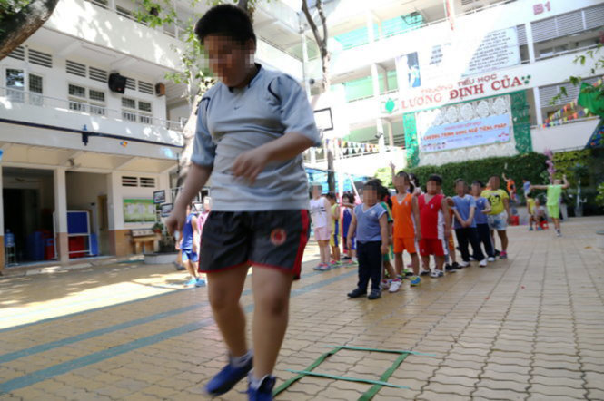 Trẻ em cần được vận động mỗi ngày để tránh béo phì và các bệnh nguy cơ từ béo phì mà ra - Ảnh: NHƯ HÙNG