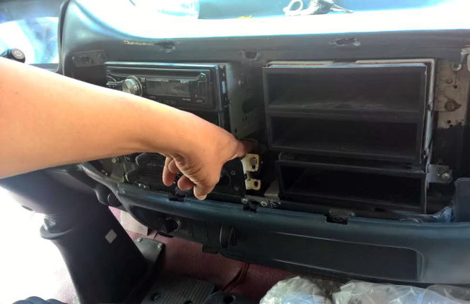 Chiếc xe của Hội chữ thập đỏ mua mới nhưng tấm chắn cabin đã tàn tạ - Ảnh: TR.TÂN