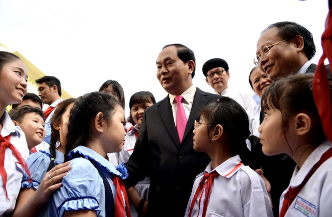 Trần Đại Quang và lãnh đạo TP.HCM trò chuyên, chụp hình lưu niệm cùng các học sinh đạt danh hiệu cháu ngoan Bác Hồ tại Công viên tượng đài Chủ tịch Hồ Chí Minh, sáng 18-5