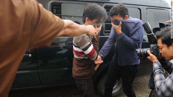 Hai thanh niên Indonesia ra tòa ngày 17-5 vì tội quan hệ đồng tính - Ảnh: AFP