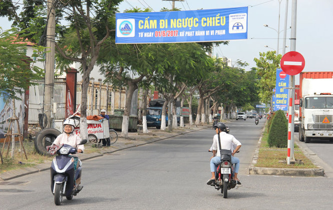 Tổ chức lưu thông 1 chiều trên trục đường Ngô Quyền (quận Sơn Trà, Đà Nẵng) còn bất hợp lý nên nhiều người dân vẫn chấp nhận việc đi ngược chiều hơn là đúng luật - Ảnh: TRƯỜNG TRUNG