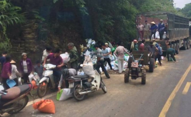 Hàng chục người dân địa phương ra 