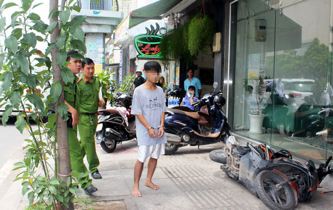 Nghi phạm Nguyễn Hoàng Nam đang thực nghiệm hiện trường - Ảnh: Công an cung cấp.