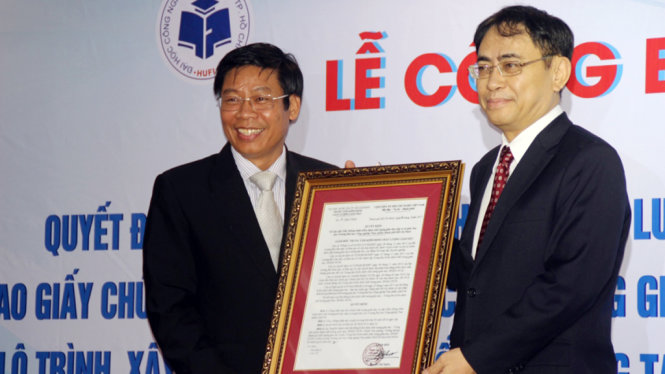 PGS-TS Nguyễn Hội Nghĩa - PGĐ ĐHQG TP.HCM - trao chứng nhận kiểm định chất lượng cho trường - Ảnh: M.G