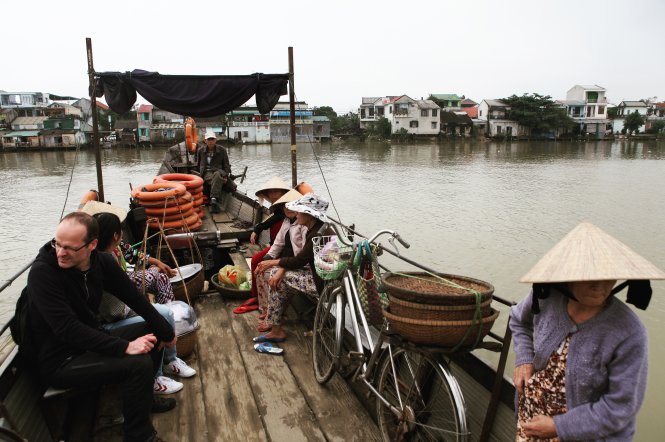 Du khách và người dân trên chuyến đò xuôi ngược Bao Vinh - Ảnh: T. TRẦN