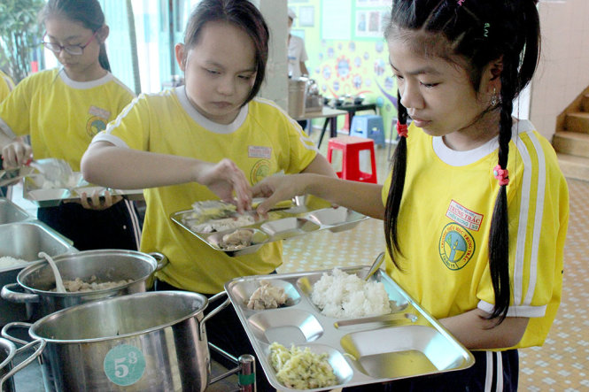 Học sinh Trường tiểu học Trưng Trắc, quận 11, TP.HCM dùng bữa trưa theo thực đơn trong phần mềm “Xây dựng thực đơn cân bằng dinh dưỡng” - Ảnh: PHƯƠNG NGUYỄN