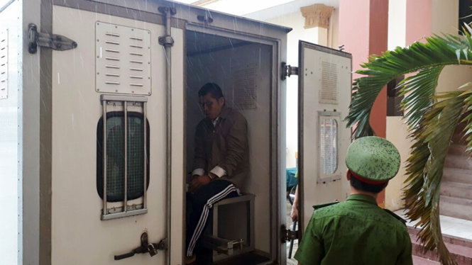 Bị cáo lên xe trở về trại giam thụ án - Ảnh: K.Nam