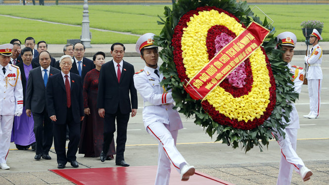 Lãnh đạo Đảng, nhà nước vào lăng viếng Chủ tịch Hồ Chí Minh trước giờ khai mạc kỳ họp thứ 3 QUốc Hội khóa XIV - Ảnh: Việt Dũng