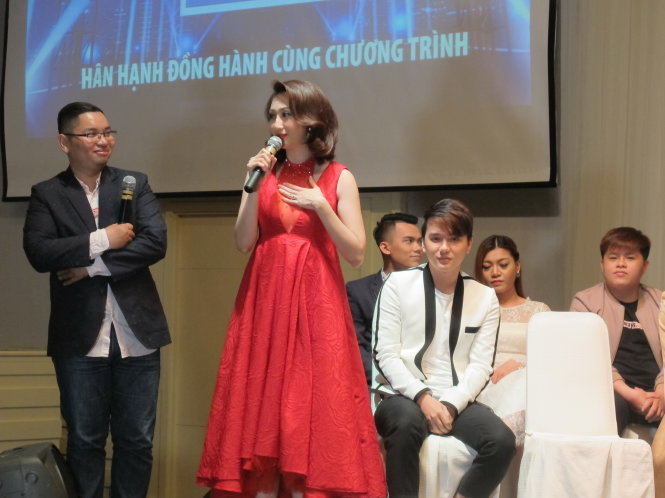 Ca sĩ Lều Phương Anh trò chuyện trong buổi ra mắt Người hát tình ca mùa 2 -Ảnh: H.Lê