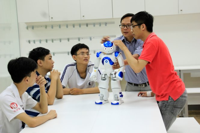 Một lớp học lập trình robot miễn phí của CLB. - Ảnh: AILAB